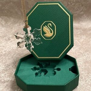Brand New Swarovski White Crystal Little Snowflake Ornament Christmas Decoration
